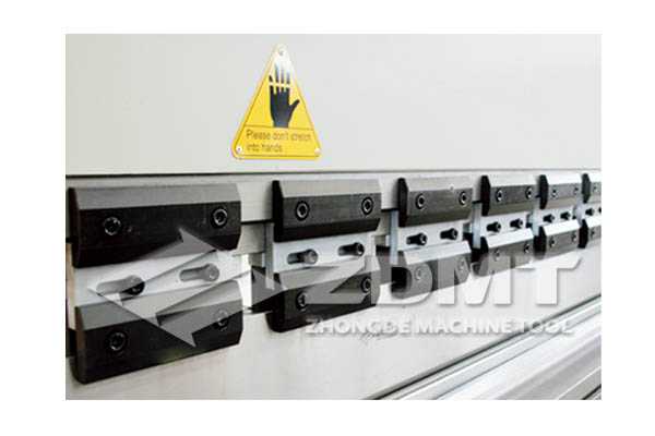 模具夹具.jpg 模具夹具.jpg