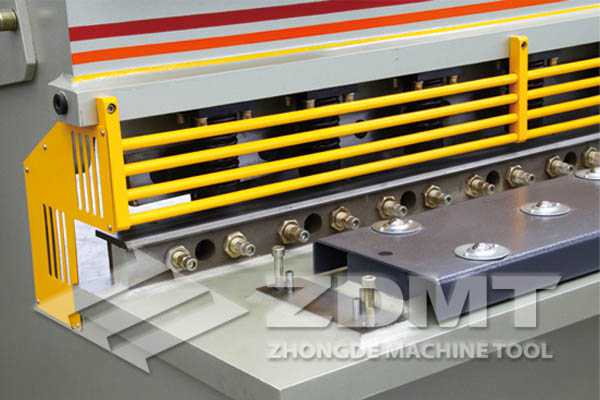 简略单纯式防护栅栏.jpg 简略单纯式防护栅栏.jpg