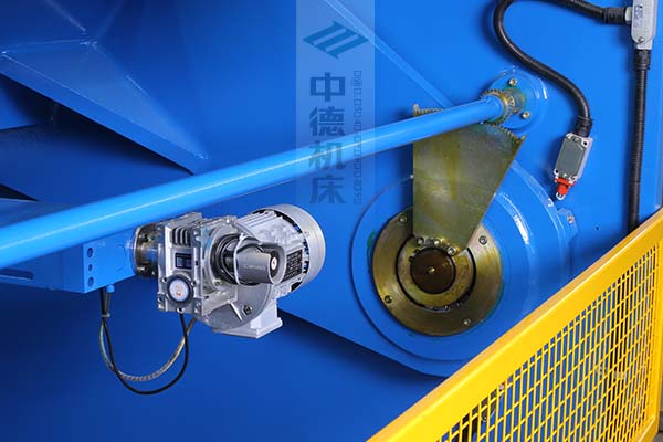 ZDS-1632剪板机后档料布局,平行度高,并接纳国际一流品牌轴承,耐磨抗压寿命长.jpg ZDS-1632剪板机后档料布局,平行度高,并接纳国际一流品牌轴承,耐磨抗压寿命长.jpg