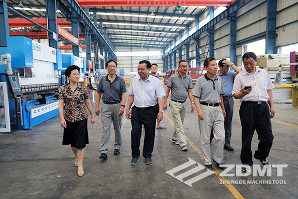 马鞍山市政协主席李群来我公司“送清冷”慰劳2